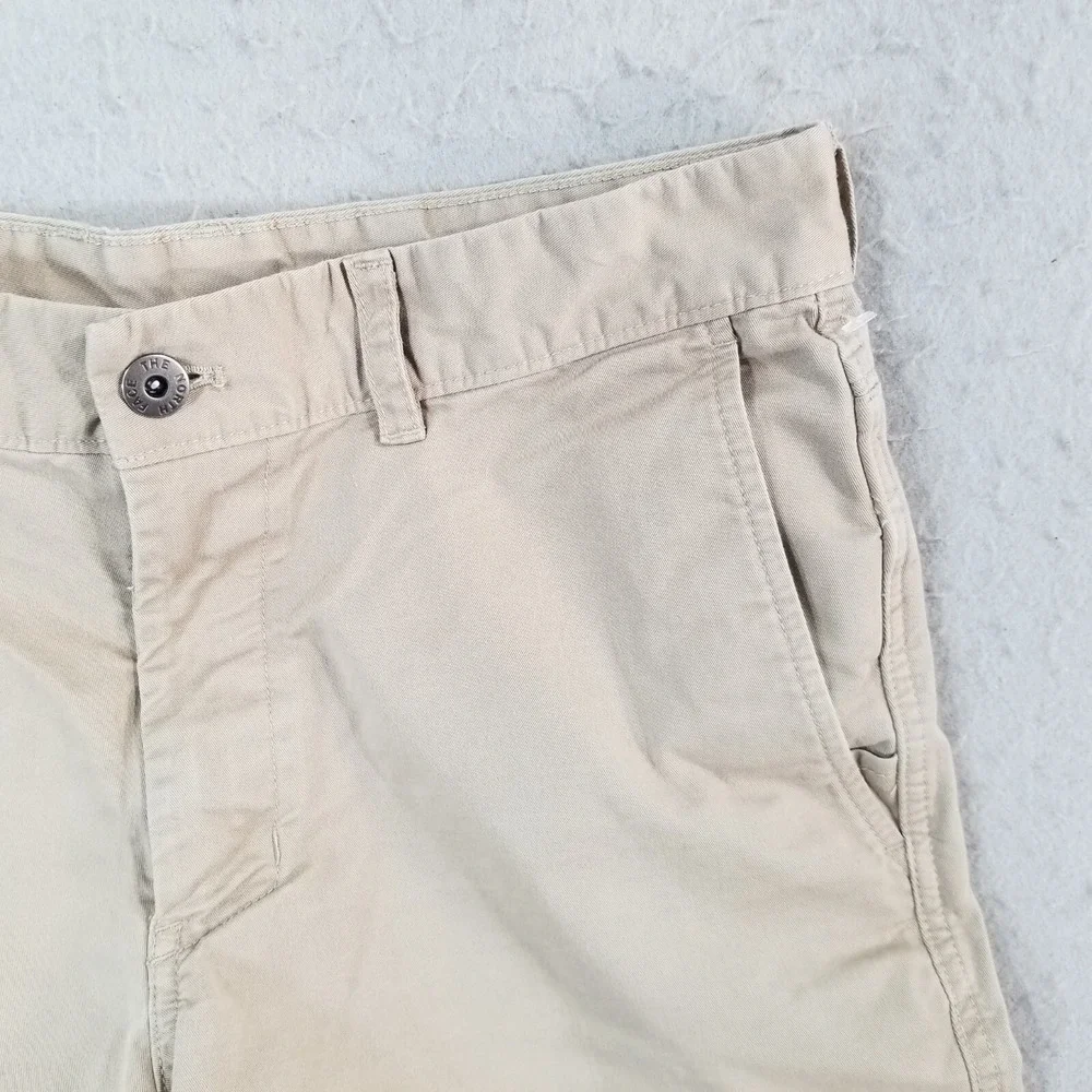 The North Face shorts men's 32 x 10 beige flex stretch outdoor hiking adventure